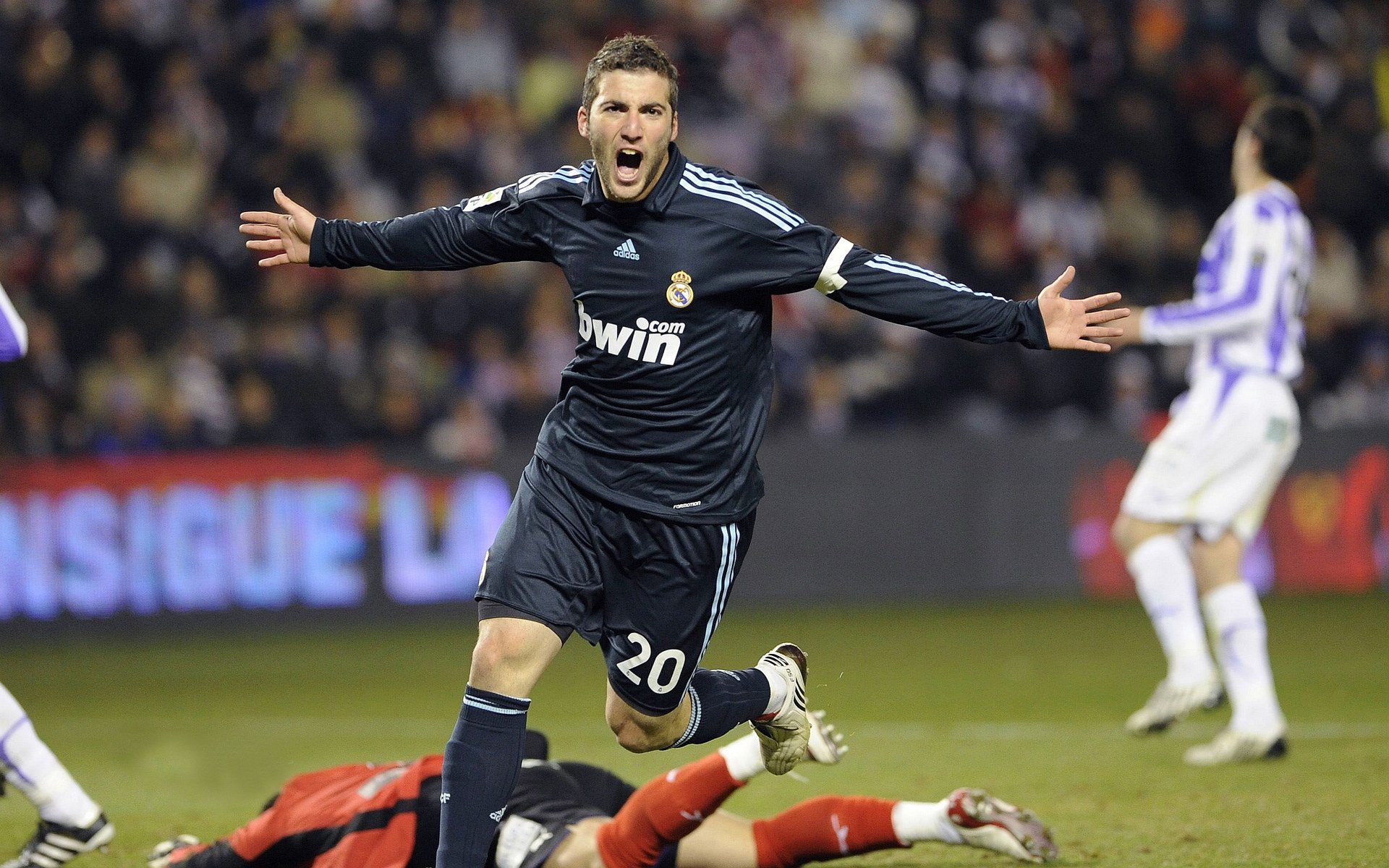 “父子同场”篮球友谊赛 不同年代球衣出现在同一片球场